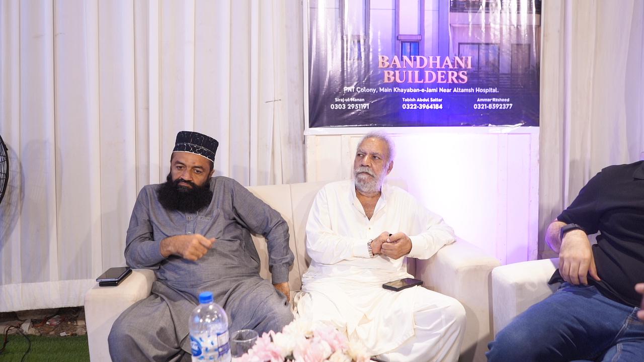 Guests seated under the Bandhani Builder banner